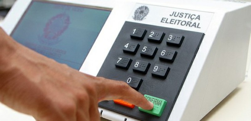 Imagem Ilustrando a Notícia: Eleitores voltam às urnas hoje para escolher os prefeitos de 57 municípios