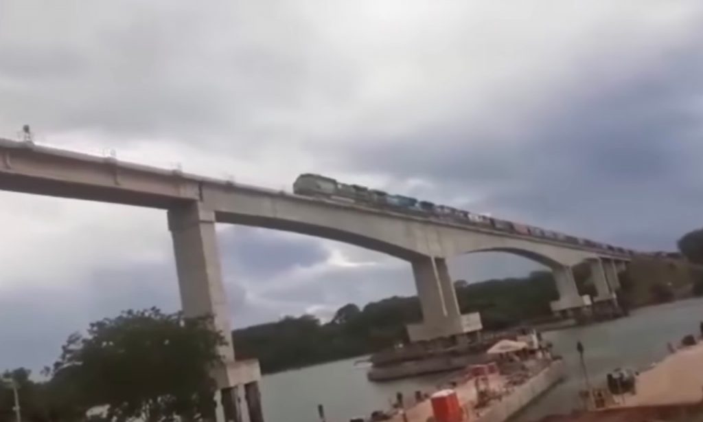 Imagem Ilustrando a Notícia: Primeira locomotiva da Ferrovia Norte-Sul chega a São Simão, em Goiás