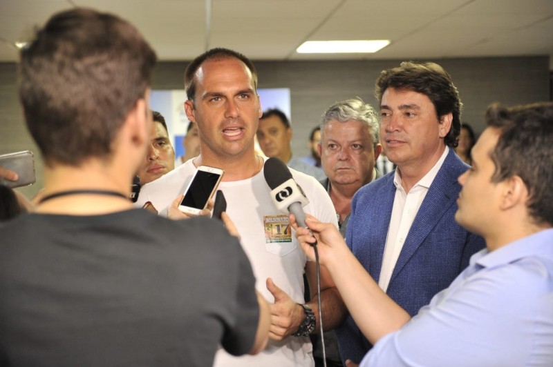 Imagem Ilustrando a Notícia: “Wilder é o candidato de Jair Bolsonaro”, diz Eduardo Bolsonaro