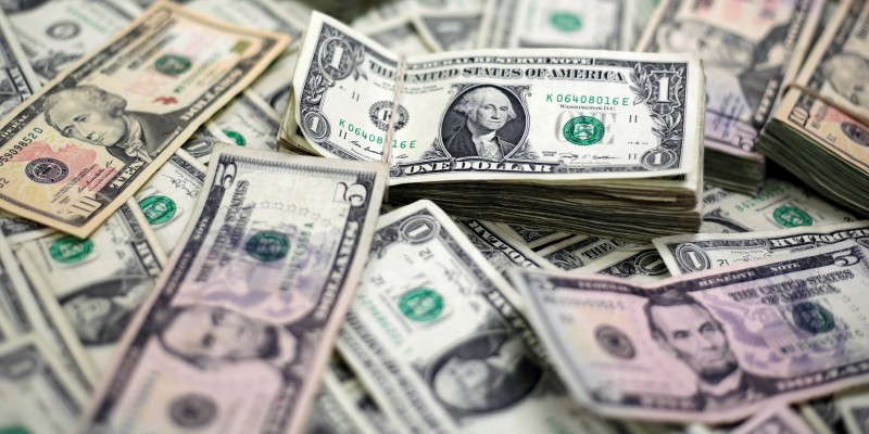 Imagem Ilustrando a Notícia: Dólar recua 0,65% e fecha o dia cotado a R$ 4,11