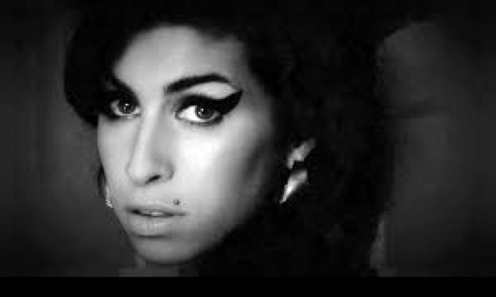 Imagem Ilustrando a Notícia: Canal exibe show da Amy  Winehouse em homenagem