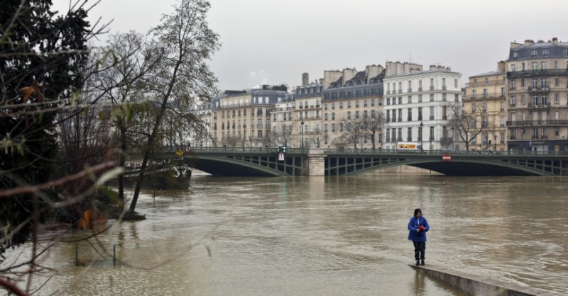 Imagem Ilustrando a Notícia: Nível elevado do Rio Sena, em Paris, leva a retirada de 1.500 pessoas da região
