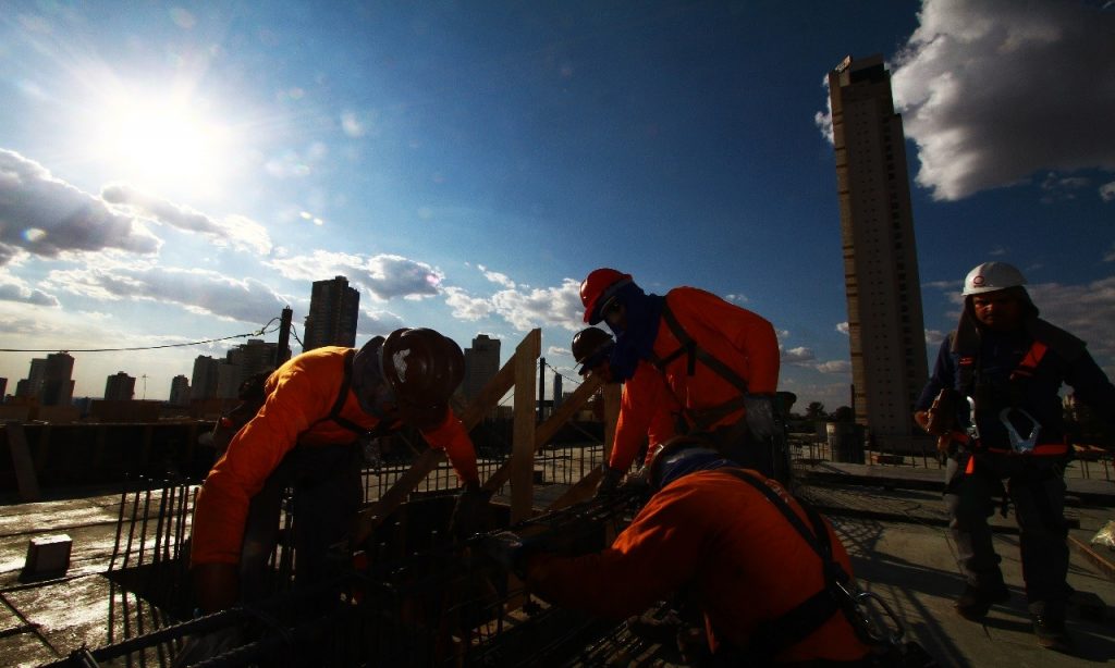 Imagem Ilustrando a Notícia: Calor altera rotina de trabalhadores