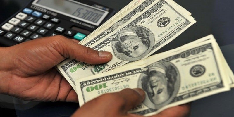 Imagem Ilustrando a Notícia: Dólar fecha o dia em alta de 0,53%
