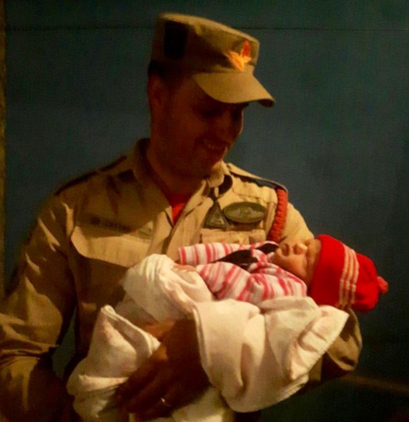 Imagem Ilustrando a Notícia: Bombeiro Militar ajuda a salvar por telefone dois bebês