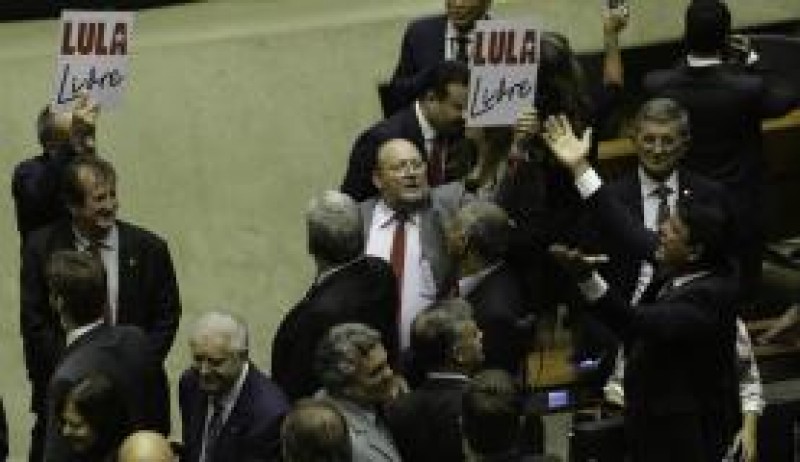Imagem Ilustrando a Notícia: Deputados fazem ato em defesa de Lula no plenário da Câmara