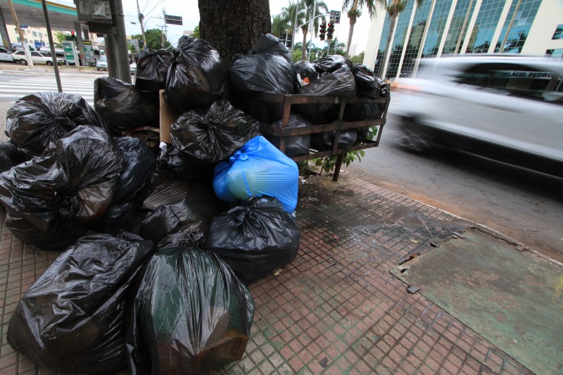 Imagem Ilustrando a Notícia: Coleta de lixo só será normalizada domingo