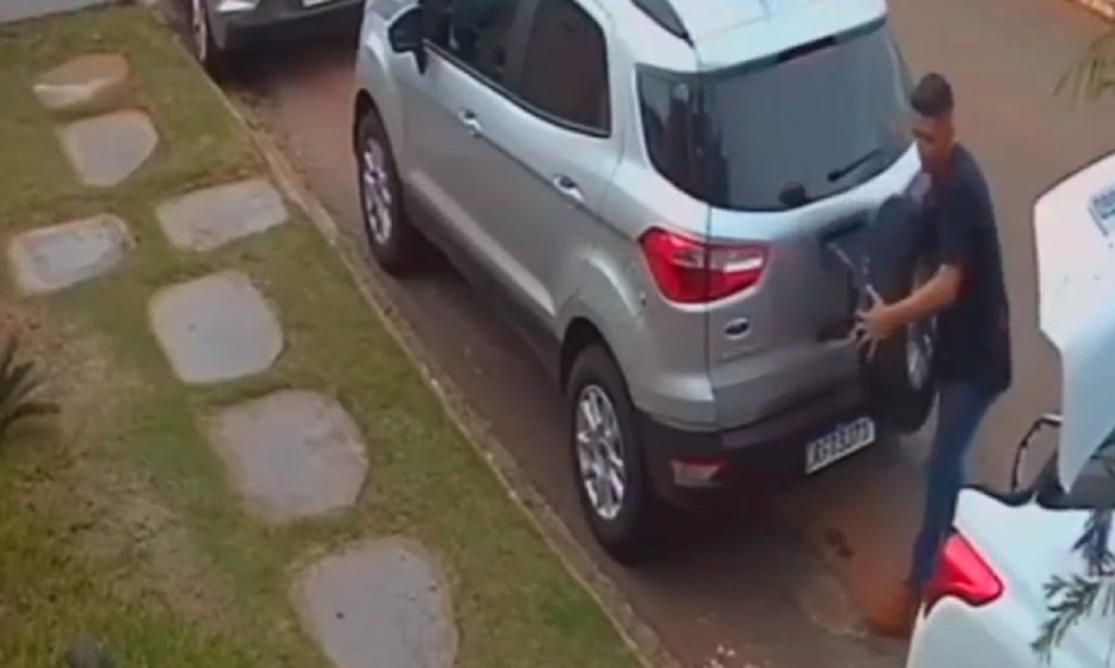 Imagem Ilustrando a Notícia: Ladrão furta pneu de estepe durante o dia, em Goiânia; veja vídeo