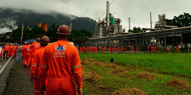 Imagem Ilustrando a Notícia: Petrobras anuncia redução de 2% no preço da gasolina