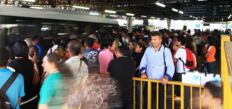 Imagem Ilustrando a Notícia: Passageiros abandonam transporte coletivo