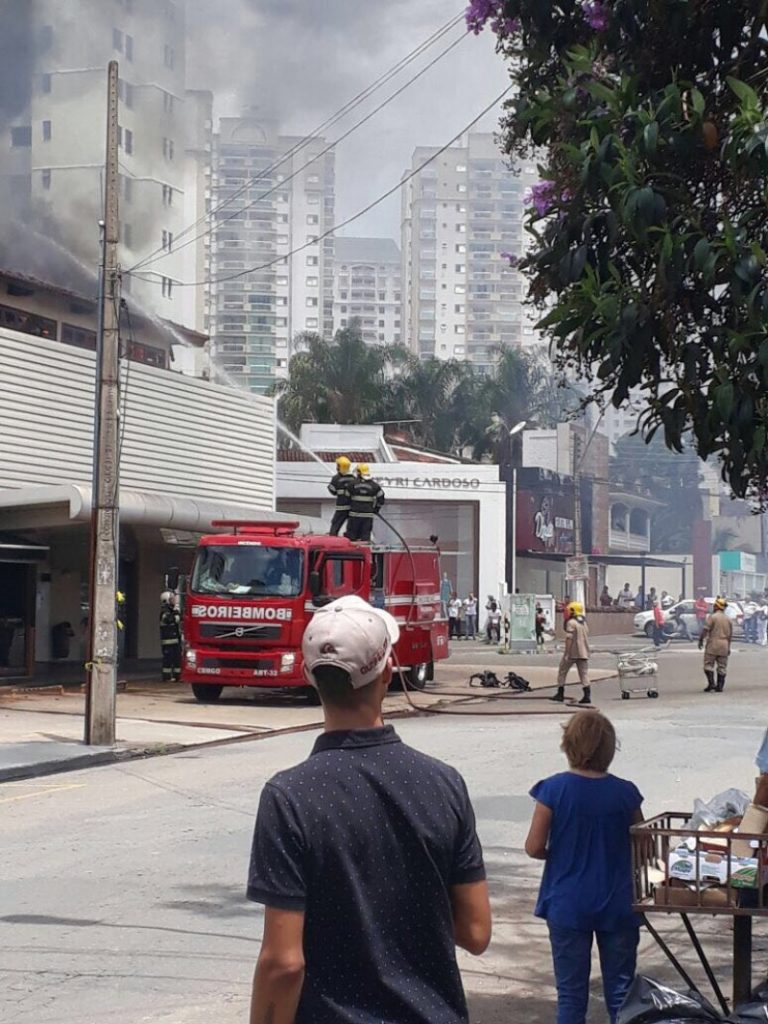 Imagem Ilustrando a Notícia: Fogo destrói instalações da Panificadora Maná, em Goiânia