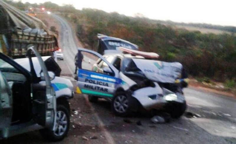 Imagem Ilustrando a Notícia: Caminhão desgovernado atinge viaturas da PM e deixa quatro militares feridos