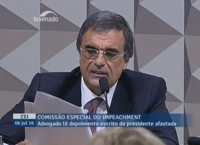 Imagem Ilustrando a Notícia: Cardozo lê defesa de Dilma na Comissão do Impeachment; assista