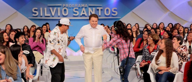 Imagem Ilustrando a Notícia: Silvio Santos tira roupa e faz ‘strip-tease’