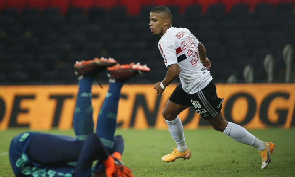 Imagem Ilustrando a Notícia: São Paulo goleia o Flamengo e avança à semi da Copa do Brasil