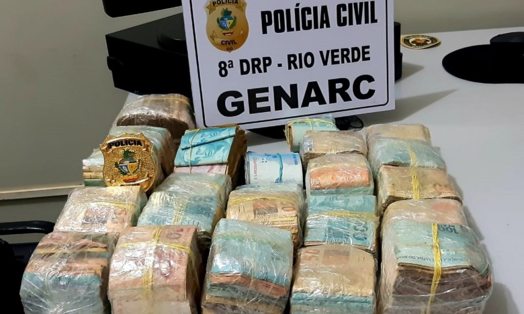 Imagem Ilustrando a Notícia: Polícia encontra R$ 200 mil em fundo falso de banheiro