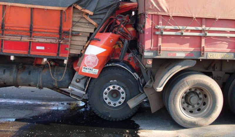 Imagem Ilustrando a Notícia: Acidente deixa dois caminhoneiros presos em ferragens