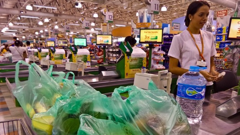 Imagem Ilustrando a Notícia: Aprovado projeto que obriga serviço de empacotador em caixas de supermercados