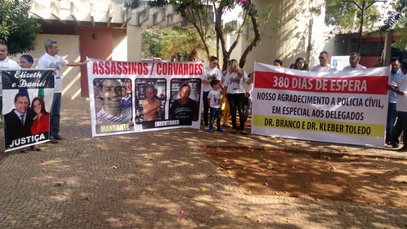 Imagem Ilustrando a Notícia: Grupo protesta contra morte de prefeito e primeira dama em delegacia