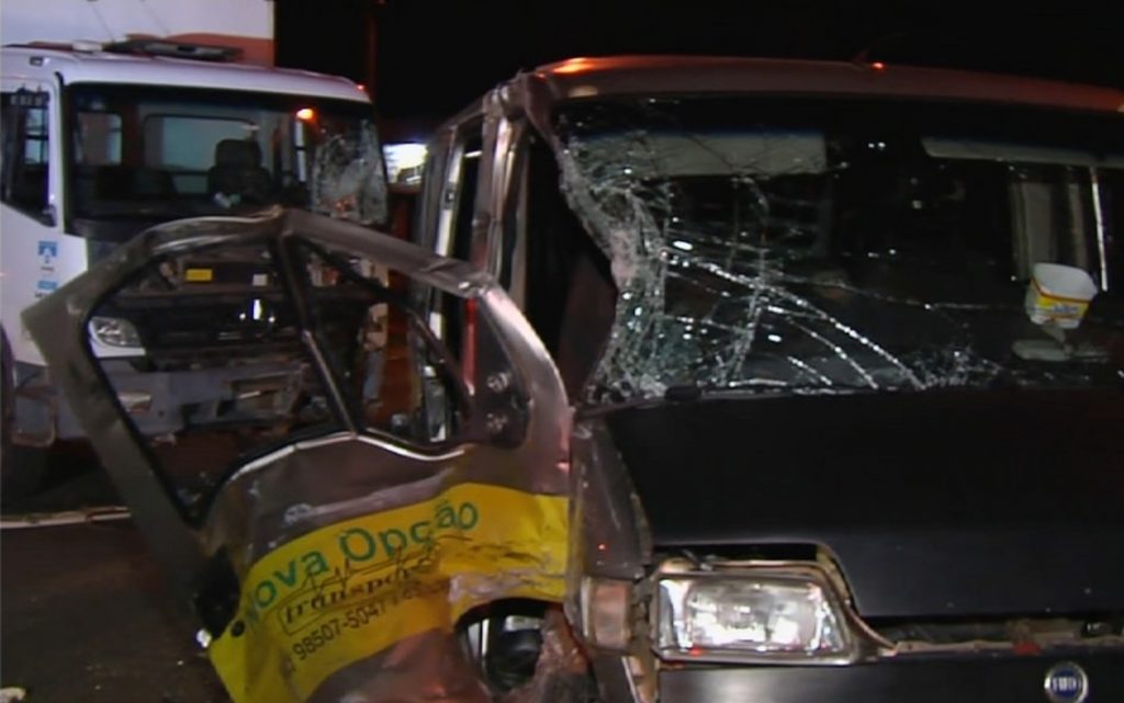Imagem Ilustrando a Notícia: Colisão entre caminhão e van escolar deixa 7 alunos e motorista feridos na capital