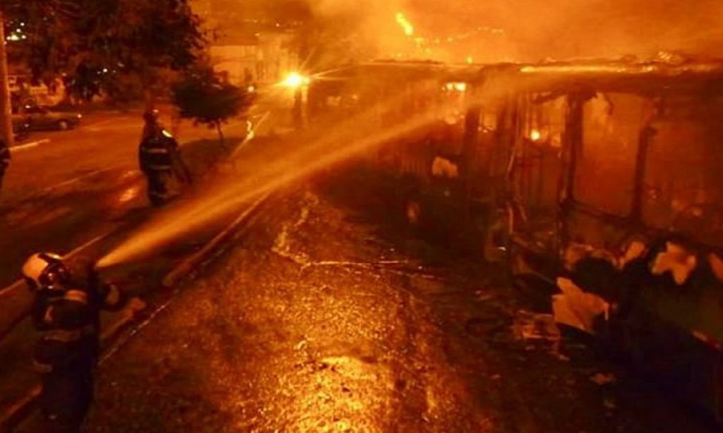 Imagem Ilustrando a Notícia: Ônibus do Eixo Anhanguera é consumido por fogo em Goiânia