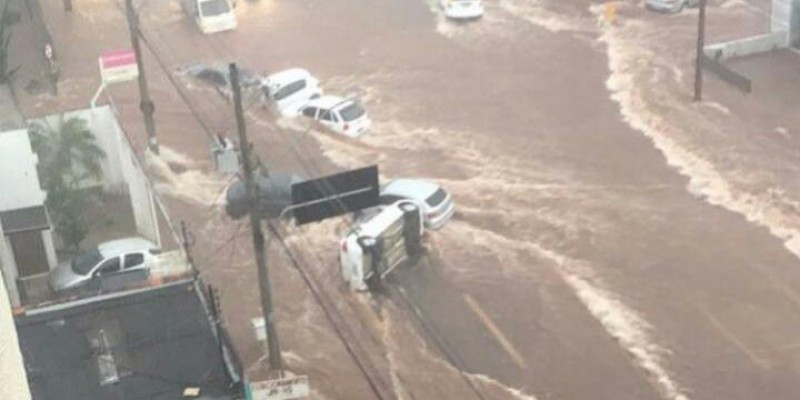 Imagem Ilustrando a Notícia: Forte chuva pega goianiense de surpresa e causa transtornos