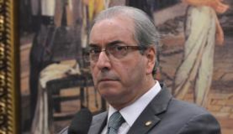 Imagem Ilustrando a Notícia: Moro aceita denúncia em que Cunha é acusado de manter contas na Suíça