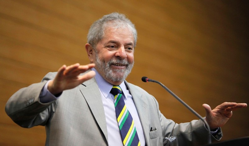 Imagem Ilustrando a Notícia: Advogado de Lula entrega resumo da apelação a desembargadores do TRF4