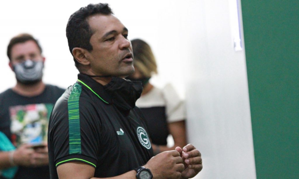 Imagem Ilustrando a Notícia: De técnico “novo”, Goiás recebe Palmeiras muito desfalcado