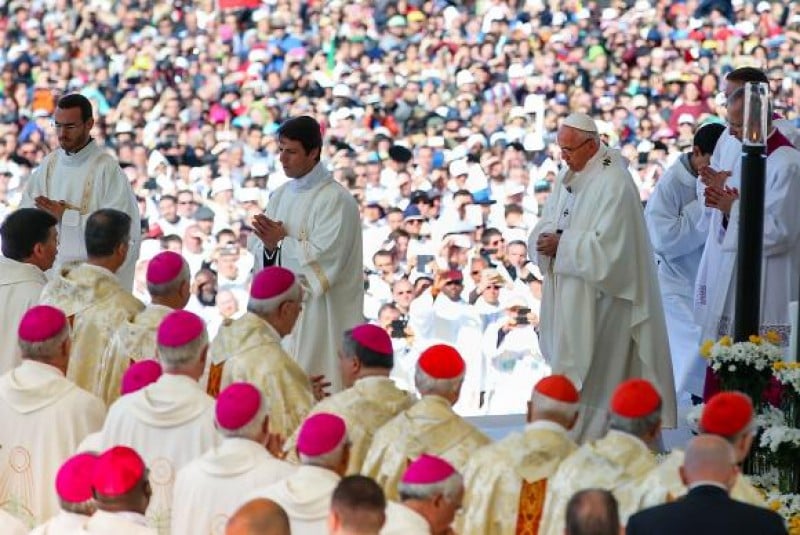 Imagem Ilustrando a Notícia: Papa Francisco canoniza dois irmãos pastorinhos em Fátima