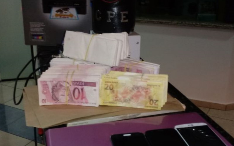 Imagem Ilustrando a Notícia: Capturados R$ 30.290 em notas falsas; dois suspeitos são presos