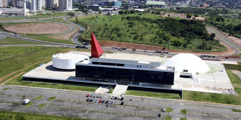 Imagem Ilustrando a Notícia: Obras de reparação do Oscar Niemeyer já têm 18 meses de reforma