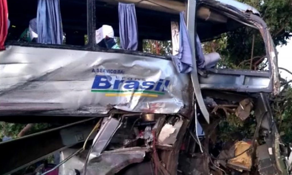Imagem Ilustrando a Notícia: Três morrem em acidente entre ônibus e caminhão na BR-153, em Porangatu