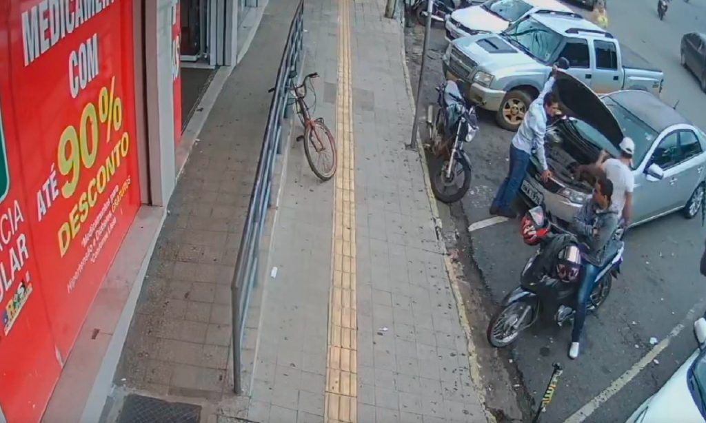 Imagem Ilustrando a Notícia: PC-GO divulga filmagem de roubo de carro e pede ajuda da população