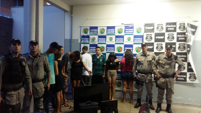 Imagem Ilustrando a Notícia: Quadrilha é presa acusada de roubos e tráfico de drogas, em Goiânia