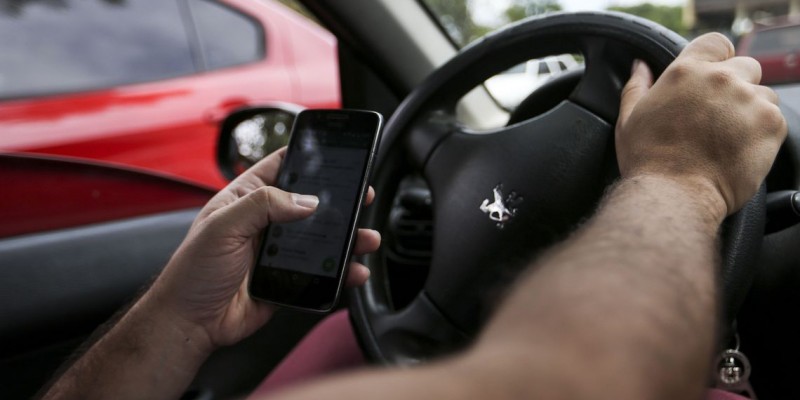 Imagem Ilustrando a Notícia: Multas por uso de celular ao volante crescem 33% em 2018