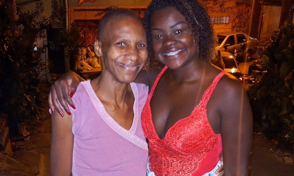 Imagem Ilustrando a Notícia: Após viralizar na web com tombo, moradora do RJ usa “fama” para ajudar vizinha com câncer