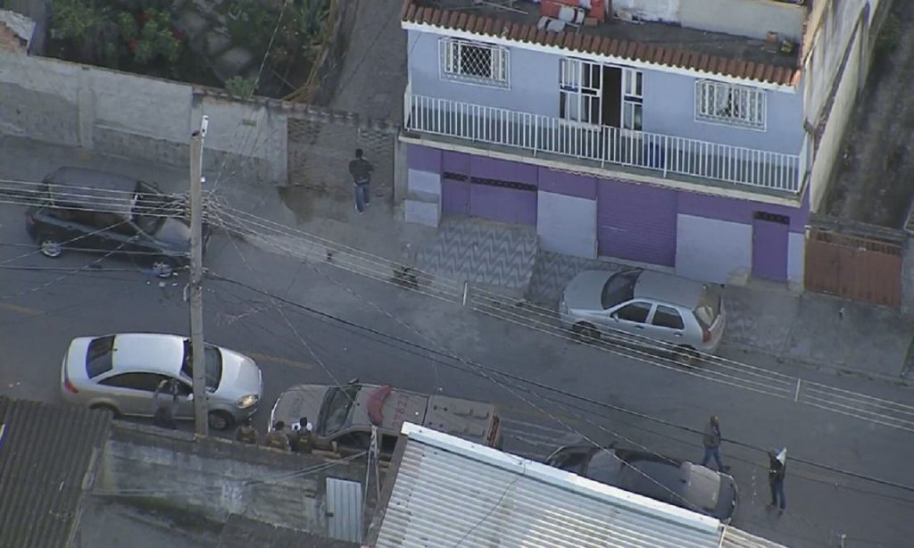 Imagem Ilustrando a Notícia: Polícia faz operação em casa de parentes de Queiroz e procura a mulher dele