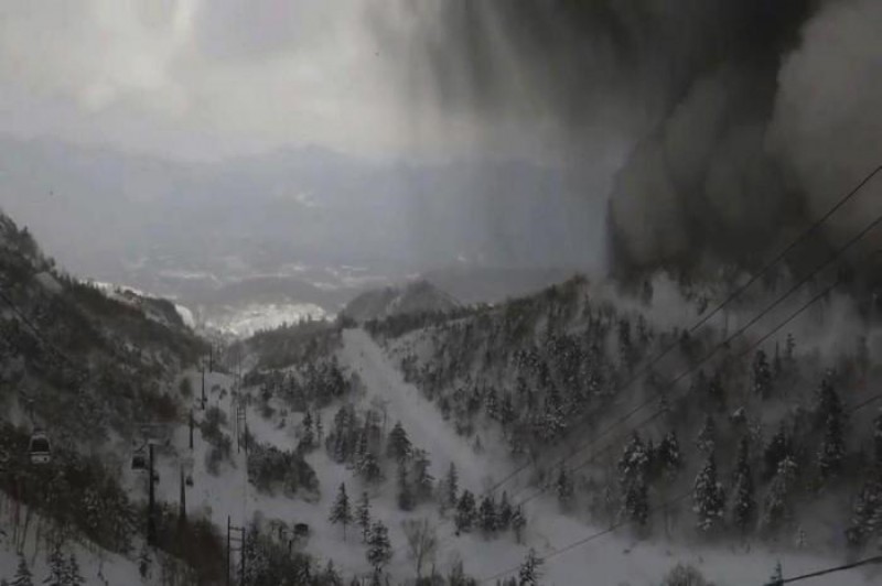 Imagem Ilustrando a Notícia: Erupção e avalanche deixam pelo menos 14 feridos no Japão