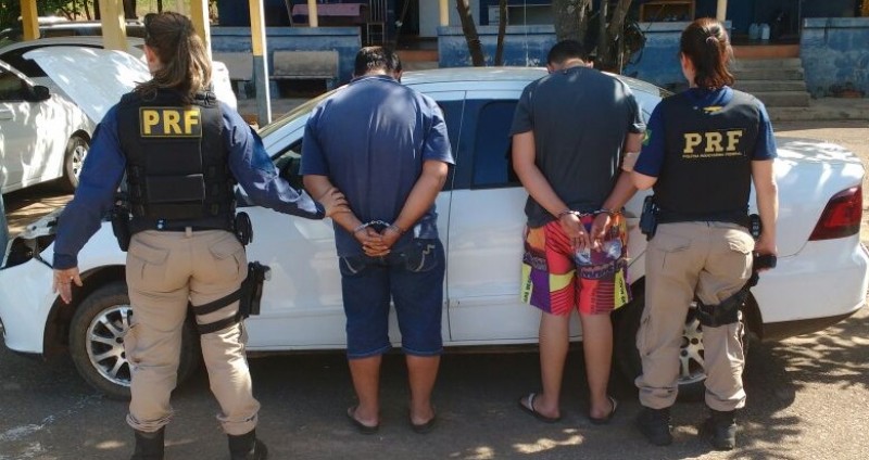 Imagem Ilustrando a Notícia: Dupla é flagrada pela polícia com carro roubado e placas clonadas