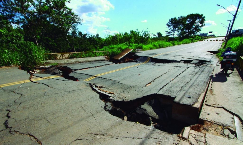 Imagem Ilustrando a Notícia: Pontes caídas em Goiânia prejudicam a vida dos motoristas e moradores