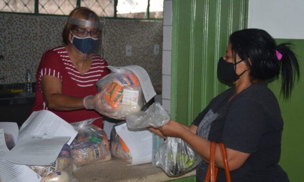 Imagem Ilustrando a Notícia: Entrega de kits merenda a alunos da rede municipal de Goiânia completa um ano