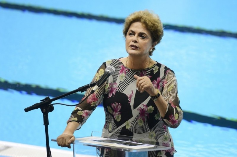 Imagem Ilustrando a Notícia: Dilma exonera ministros para votar contra impeachment