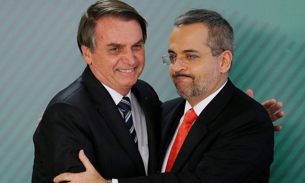 Imagem Ilustrando a Notícia: Pressionado pelo STF, Bolsonaro demite Weintraub da Educação