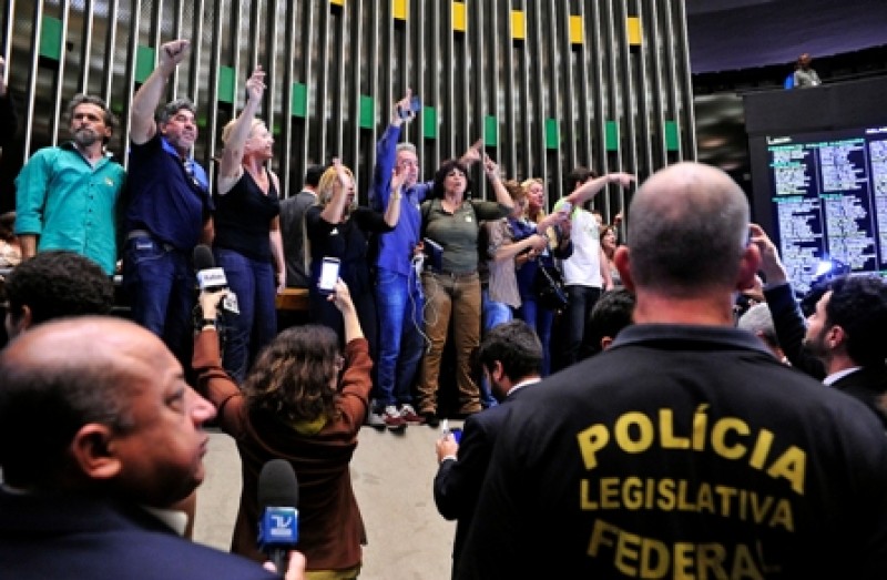 Imagem Ilustrando a Notícia: Maia determina prisão de manifestantes