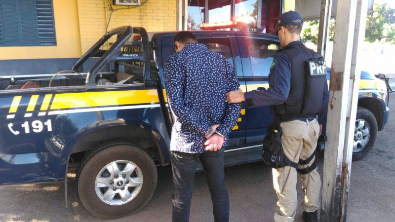Imagem Ilustrando a Notícia: Jovem é preso em Uruaçu com veículo roubado e documentos falsos