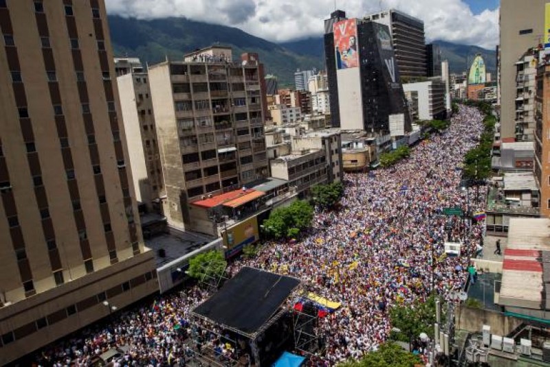 Imagem Ilustrando a Notícia: Parlamento venezuelano declara Maduro culpado pela crise no país