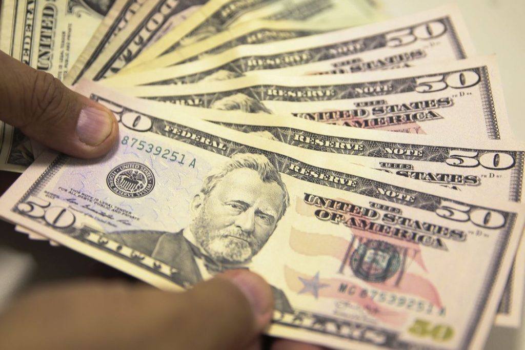 Imagem Ilustrando a Notícia: Dólar fecha abaixo de R$ 3,96 após ultrapassar R$ 4