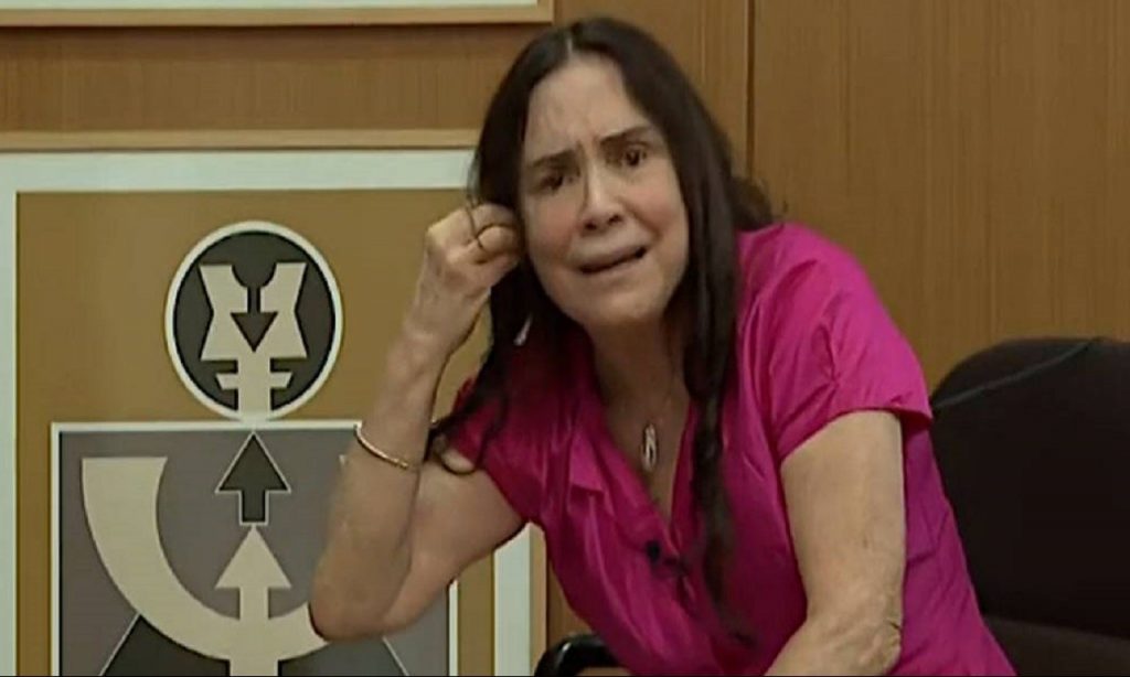 Imagem Ilustrando a Notícia: Após nova perda, Regina Duarte acusa imprensa e promete ‘mostrar serviço’