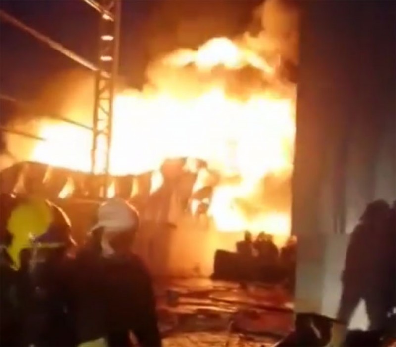 Imagem Ilustrando a Notícia: Fábrica de colchões é destruída por chamas